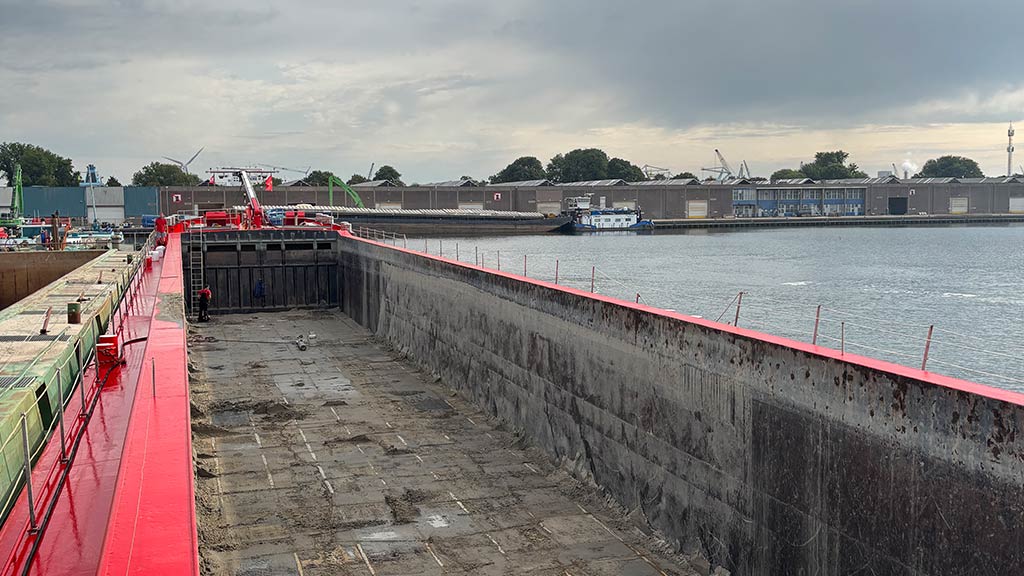 Cargo ship – application of nC Corrosion Passivator Fluid between hold floor and bottom plating